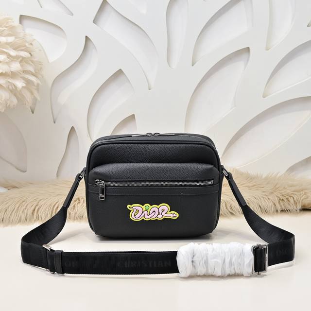 dior-迪奥专柜最新款斜挎包 信使包官网同步 本季新品 采用黑色粒面牛皮革精心制作 正面饰以同色调粒面牛皮革拉链口袋 搭配粉色和黄色Dior Andkaws