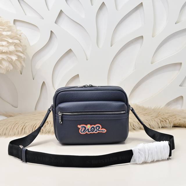 dior-迪奥专柜最新款斜挎包 信使包官网同步 本季新品 采用海军蓝色粒面牛皮革精心制作 正面饰以同色调粒面牛皮革拉链口袋 搭配海军蓝色和朱红色Dior And