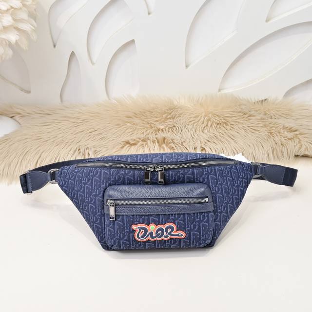 dior-迪奥专柜最新款胸包 腰包官网同步 本季新品 采用海军蓝色Oblique 印花面料精心制作 正面饰以同色调粒面牛皮革拉链口袋 搭配海军蓝色和朱红色Dio dior-迪奥专柜最新款胸包 腰包官网同步 本季新品 采用海军蓝色Oblique 印花面料精心制作 正面饰以同色调粒面牛皮革拉链口袋 搭配海军蓝色和朱红色Dio