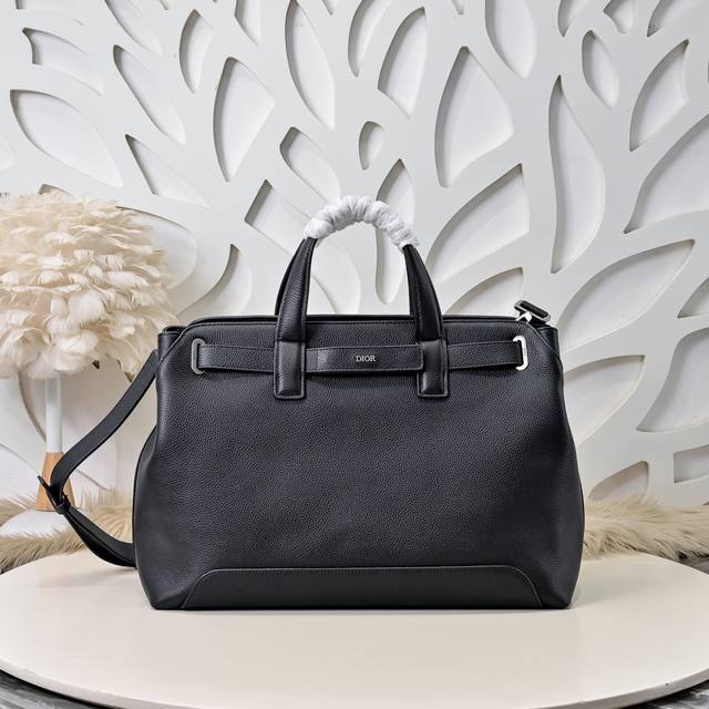 dior-迪奥专柜最新款手提包 斜挎包官网同步 这款是本季新品 采用粒面小牛皮精心制作 手感超赞 彰显Dior工坊的精湛工艺 搭配可拆卸 可调节的肩带 可肩背可