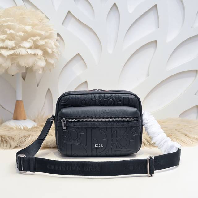 dior-迪奥专柜最新款信使包 单肩包官网同步 秋冬新品 采用压花工艺将经典图案精致呈现于黑色粒面牛皮革之上 Dior Gravity 印花效果皮革 正面饰以D