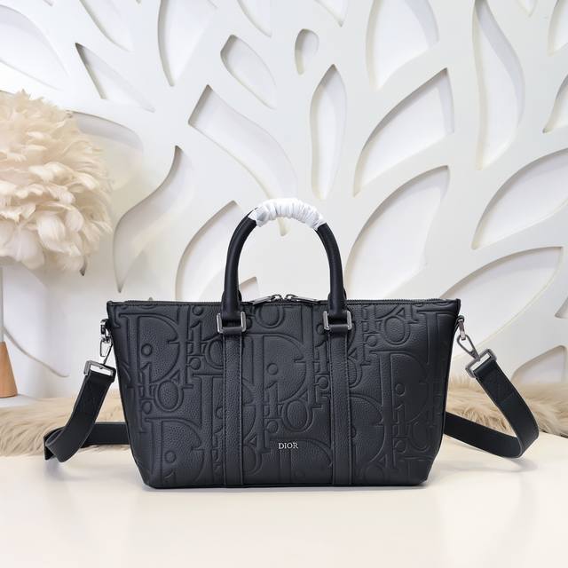 dior-迪奥专柜最新款手提包官网同步 秋冬新品 采用压花工艺将经典图案精致呈现于黑色粒面牛皮革之上 Dior Gravity 印花效果皮革 正面饰以Dior标