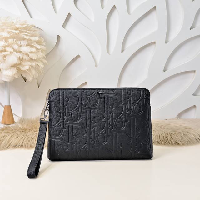 dior-迪奥专柜最新款手拿包官网同步 采用压花工艺将经典图案精致呈现于黑色牛皮革之上 Dior Gravity 印花效果皮革 金属覆层黄铜拉链开合 内部设有三