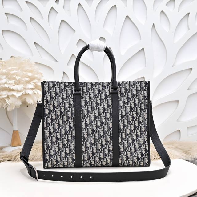 dior-迪奥专柜最新款手提包官网同步 秋冬新品 这款East-West手袋 采用黑色Oblique 印花面料精心制作 饰以同色调粒面牛皮革细节和正面Dior标 dior-迪奥专柜最新款手提包官网同步 秋冬新品 这款East-West手袋 采用黑色Oblique 印花面料精心制作 饰以同色调粒面牛皮革细节和正面Dior标