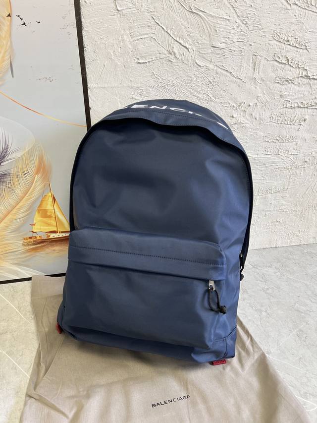 原单跑量 Balen双肩背包大书包 极具高端街头风格的简约潮流款 男女均可放心使用众多网红明星同款 潮人必备单品 尺寸 底长36-高49-宽13