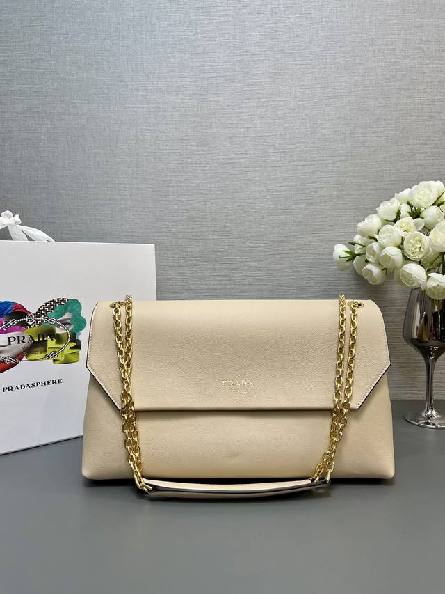 顶级原单 中号 新款1Bd367链条包这款链条手提包采用进口小牛皮 内配进口软羊皮 正面Logo丝印 三个格层设计 可手提可斜挎 大容量设计 现代简约的风格 又