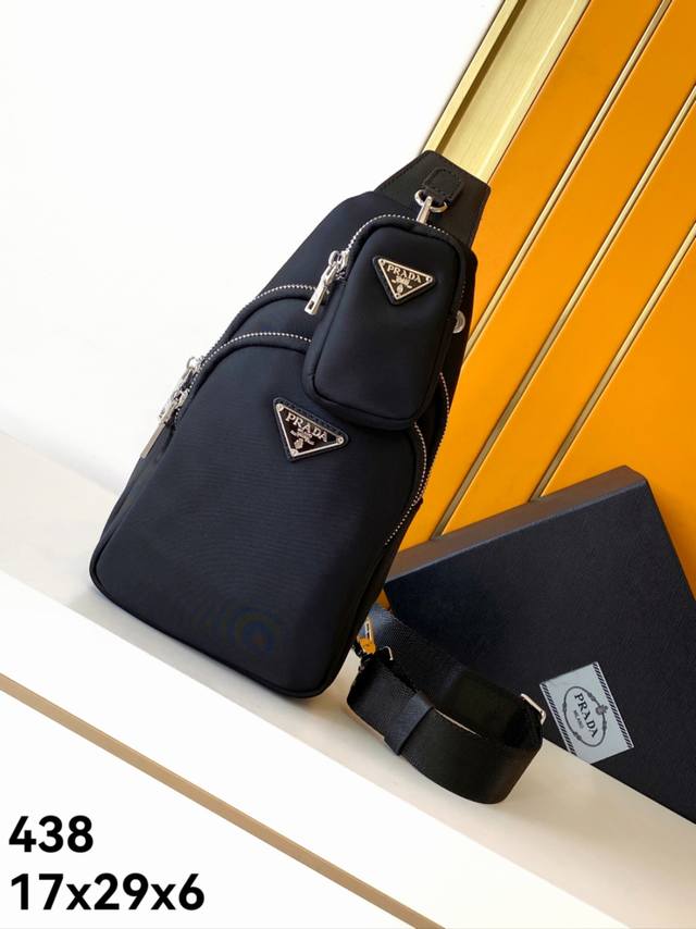 型号 438#顶级原货专柜流行款 高端大气 时尚有品味 头层牛皮配防水布 手感好面料舒适有档次 专柜标准布 超级实用 专柜五金配件 绝对上品 尺寸 17X29X