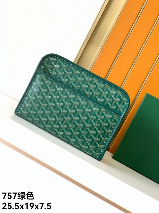 手包 新款757#绿色 原单高品质 戈家持续更新配色 添加更精致的色调 新配色和色彩组合为品牌标志性单品注入新意 彰显现代格调 这款戈家系列采用自家标志性pvc