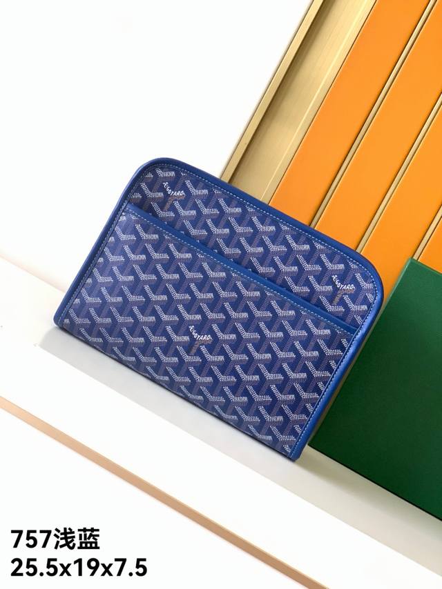 手包 新款757#浅蓝色 原单高品质 戈家持续更新配色 添加更精致的色调 新配色和色彩组合为品牌标志性单品注入新意 彰显现代格调 这款戈家系列采用自家标志性pv