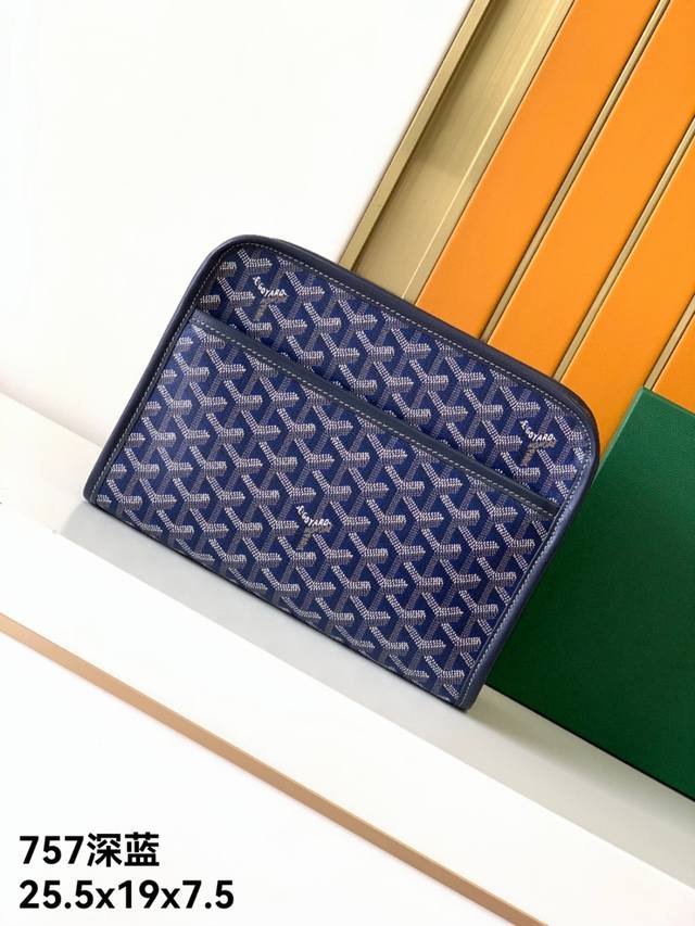 手包 新款757#深蓝色 原单高品质 戈家持续更新配色 添加更精致的色调 新配色和色彩组合为品牌标志性单品注入新意 彰显现代格调 这款戈家系列采用自家标志性pv