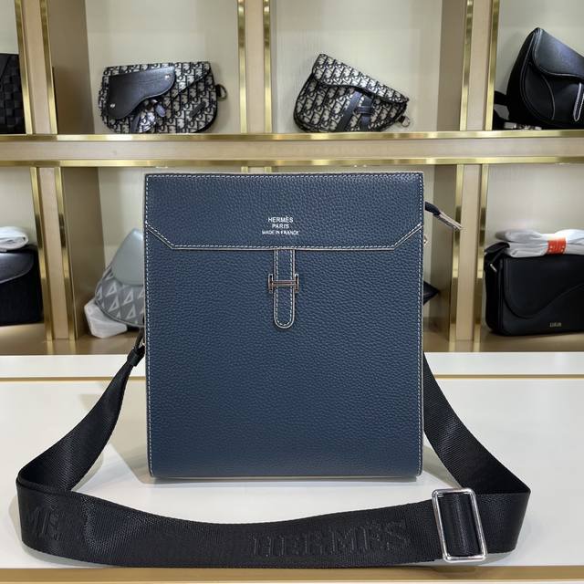 原单货 新款高端男士休闲挎包做工超级精致优雅 配用进口原料牛皮专柜专用五金和专用里布包装袋 皮质手感柔软舒适 超级上档次型号33117-3克色 兰色尺寸24-2