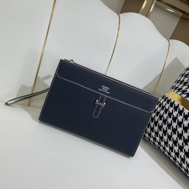 原单货 爱马仕原单正品新款 专柜同款高端男士休闲手拿包做工超级精致优雅 配用进口原料牛皮专柜专用五金和专用里布包装袋 皮质手感柔软舒适 超级上档次型号33117