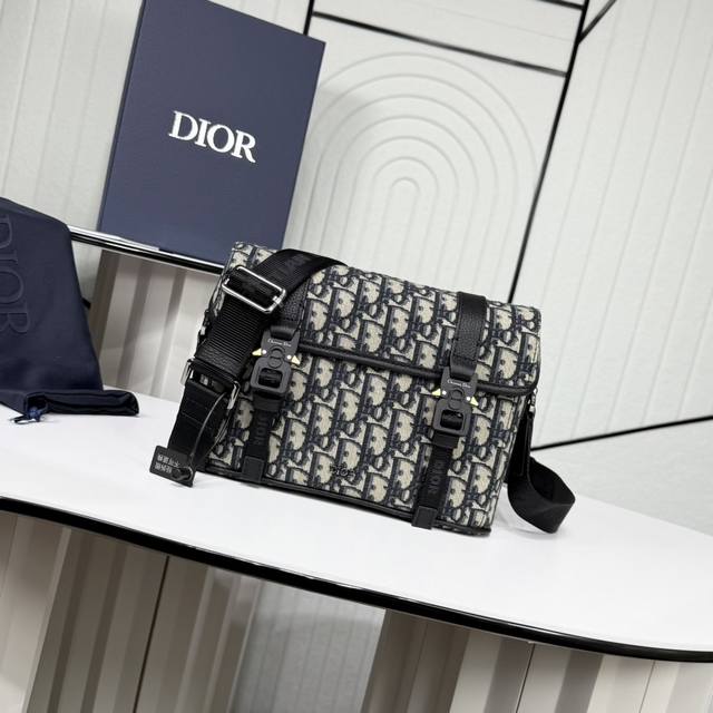 市场最高版本 原单品质 正品打版 保证进口头层牛皮 拒绝二层皮 拒绝超纤皮 dior Hit The Road 翻盖信使包 米色和黑色 Oblique 印花面料