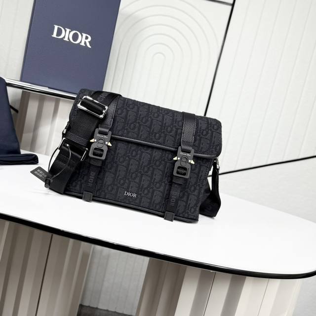 市场最高版本 原单品质 正品打版 保证进口头层牛皮 拒绝二层皮 拒绝超纤皮 dior Hit The Road 翻盖信使包 黑色 Oblique 印花面料和黑色