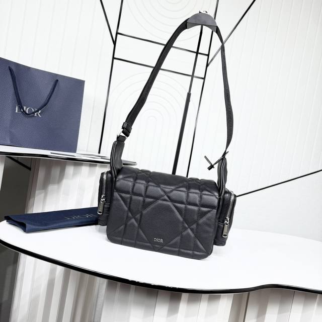 市场最高版本 原单品质 正品打版 保证进口头层牛皮 拒绝二层皮 拒绝超纤皮 这款 年冬季新品相机包是一款兼具现代魅力的实用作品 它采用黑色Maxicannage