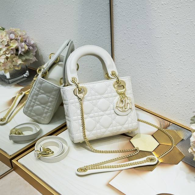 三格羊皮法琅扣 mini戴妃新升级 配备皮肩带铁链肩带不要容量 可爱就好 Mini Lady 可容纳手机一部 零钱若干 超Q的外形和糖果般的颜色 让人看了就已经 三格羊皮法琅扣 mini戴妃新升级 配备皮肩带铁链肩带不要容量 可爱就好 Mini Lady 可容纳手机一部 零钱若干 超Q的外形和糖果般的颜色 让人看了就已经