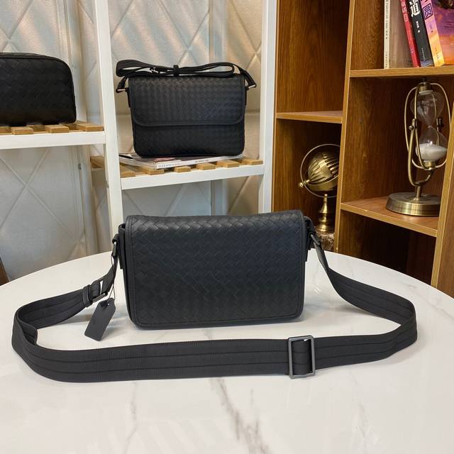 Bv编织邮差包爆款单品 此款邮差包采用纯手工编织制作而成柔软的进口打蜡小牛皮滚边使方形廓形别具魅力 低调实用皮质越用越油亮等特点型号 829# 颜色 黑色 规格