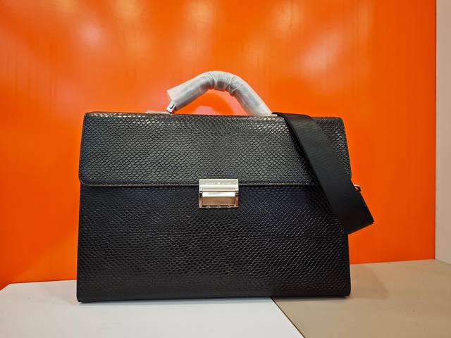 顶级专柜老鼠狠货 最新火爆款万宝龙不锈钢密码锁手提公文包火爆款大量出货啦,叫嚣专柜货顶级原单货纸上谈兵吹牛皮的咱不会 请让狠货说话 款式可以复制抄袭 材料做工骗