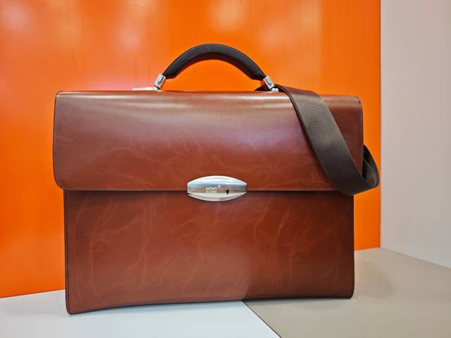 顶级专柜老鼠狠货 最新火爆款万宝龙不锈钢密码锁手提公文包火爆款大量出货啦,叫嚣专柜货顶级原单货纸上谈兵吹牛皮的咱不会 请让狠货说话 款式可以复制抄袭 材料做工骗