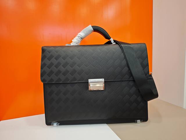 顶级专柜老鼠狠货 最新火爆款万宝龙不锈钢密码锁手提公文包火爆款大量出货啦,叫嚣专柜货顶级原单货纸上谈兵吹牛皮的咱不会 请让狠货说话 款式可以复制抄袭 材料做工骗