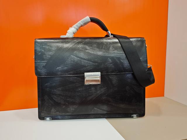 顶级专柜老鼠狠货 最新火爆款万宝龙不锈钢密码锁手提公文包火爆款大量出货啦,叫嚣专柜货顶级原单货纸上谈兵吹牛皮的咱不会 请让狠货说话 款式可以复制抄袭 材料做工骗