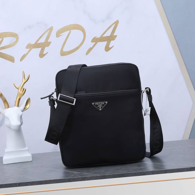 prada =p家男单款肩包 超经典网官热销款 手工节细都杠杠滴 轻盈原的版防水布料一直到受很多人追捧 175原版品质+实物拍摄请品鉴 002款=尺寸 :W24