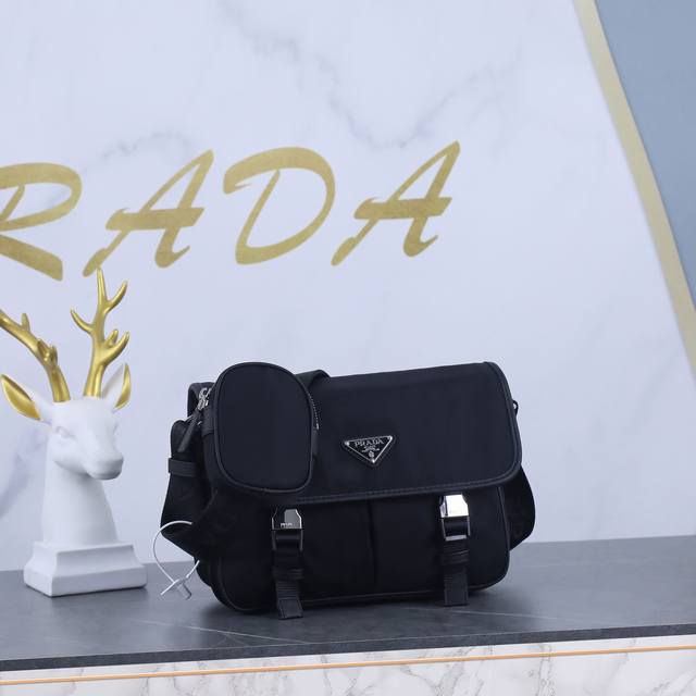 邮差包2Vd769B中号原单货这款尼龙翻盖手袋饰有经典的Saffiano皮革饰边 配有两枚旁开扣 并饰有标志性的三角形金属徽标 彰显时尚设计格调 采用进口尼龙和