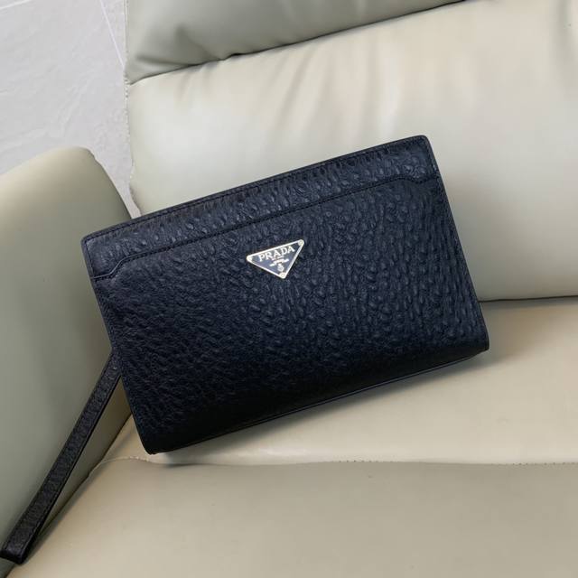 顶级专柜老鼠狠货 最新火爆款普拉达鸵鸟皮密码锁手拿包火爆款大量出货啦,叫嚣专柜货顶级原单货纸上谈兵吹牛皮的咱不会 请让狠货说话 款式可以复制抄袭 材料做工骗不了