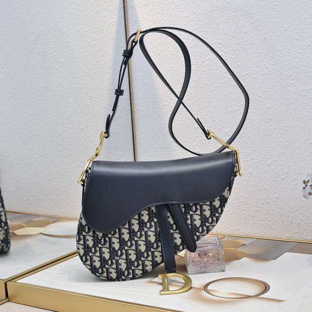 Soft Saddle 马鞍包 这款Soft Saddle马鞍包重新诠释Dior经典设计 打造柔软的版本 采用蓝色 Oblique 印花面料等材质精心制作 同色