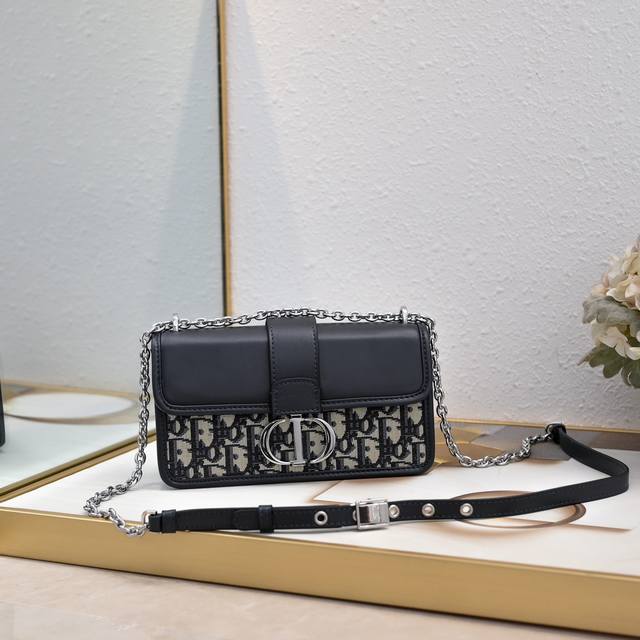 对版银扣五金 新款小号 Di0R 30 Montaigne蒙田包 灵感来自Dior1947年创立以来 于蒙田大道30号的经典存在 整个包型 是以当代流行的复古风