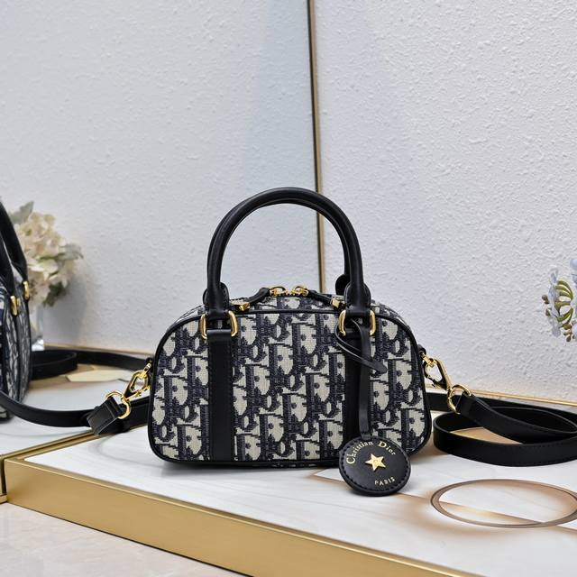 新款出货 现货Dior迪奥顶级原单 d-Vibe 保龄球包小号 休闲运动风来袭 款式简约又时尚 采用蓝色 Obliaue 印花面料精心制作 精巧又别致 容量惊人