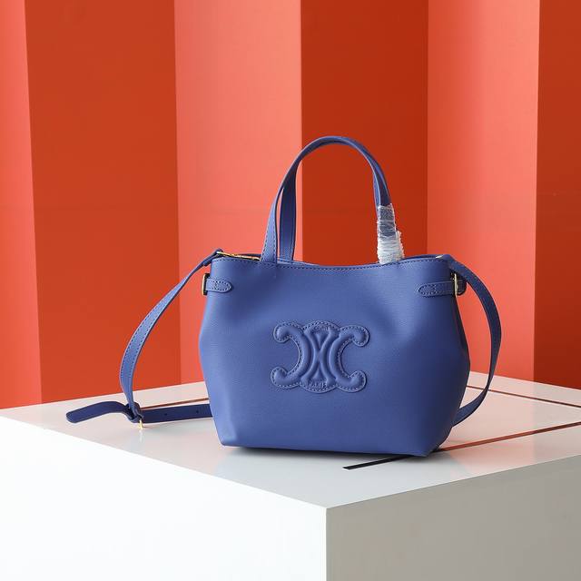 赛琳Celine 凯旋托特包. 越看越顺眼 越背越貌美 有了凯旋门金扣的点缀 视觉上的重点更加有精致迷人的浪漫也泰讨巧了叭~尺寸 21*9*20Cm 型号302