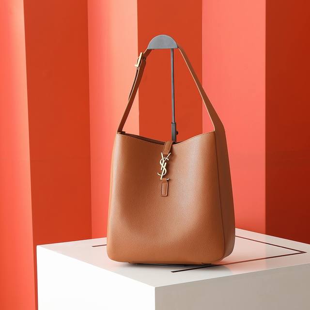 Ys1 Hobo Bag腋下包大号 黑色 我和你们说 这只包看着普普通通 但是上身是真的很好看 第一次看到他们家有这种慵懒的腋下包 整个包都是柔软的原厂胎牛皮