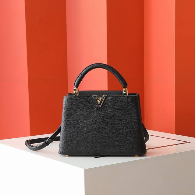 型号94740 独家实拍小牛皮手柄玩转材质碰撞 再令 Lv 扭锁呼应整体色彩 全皮荔枝纹手腕盖头女挎包 搭配可拆卸肩带 肩背或斜挎皆宜 今年最多明星街拍的Lv包