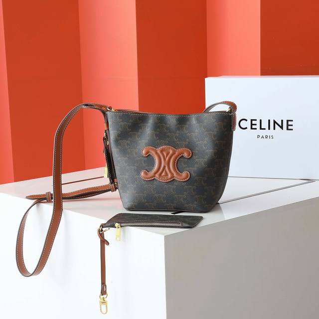 新品 Celin* Cuir Triome小号标志印花牛皮水桶包 延续经典 立体的凯旋门标志焕然一新 低调简约 超级实用百搭 必入款可斜挎和肩背 搭配可调节皮革