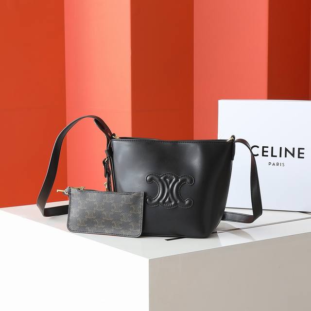 新品 Celin* Cuir Triome小号标志印花牛皮水桶包 延续经典 立体的凯旋门标志焕然一新 低调简约 超级实用百搭 必入款可斜挎和肩背 搭配可调节皮革