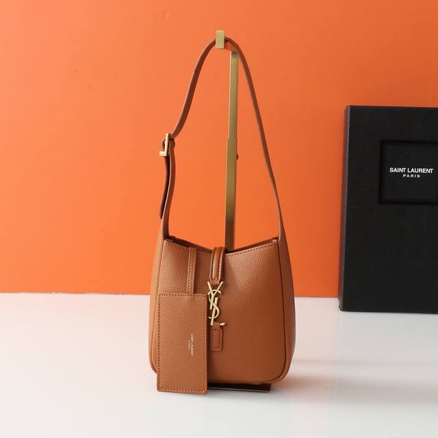 mini腋下包 今年大火的中古款腋下包 一直很受欢迎 全皮细腻光滑 包型设计又很简单又高级 容量足够用 轻便能装 又不过时真是太完美La 复古Feel凹造型 又