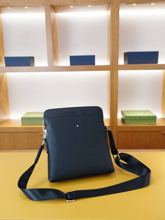 万宝龙 官网同步 高版本 斜挎单肩背包 永恒不过时的标志性产品 纯原单牛皮 顶级五金制作 非市面普通版本 今年Mont Blanc最爱的款式 全部实拍 实用性非