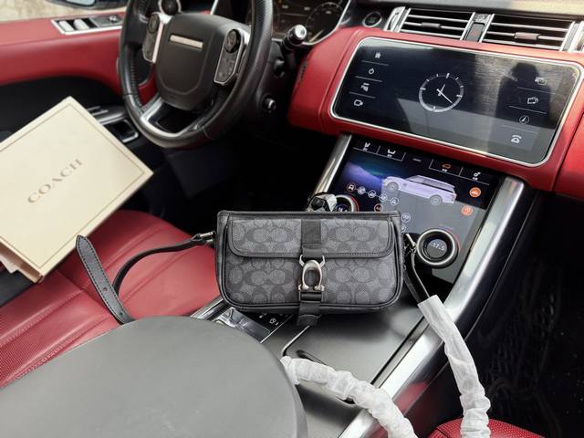 高端货 新款 Coach 蔻驰单肩包 Coach蔻驰相机包 Coach蔻驰 Beck 21 纯色徽标经典老花拉链开合 人造革拼牛皮革 信封包单肩斜挎包 男女款