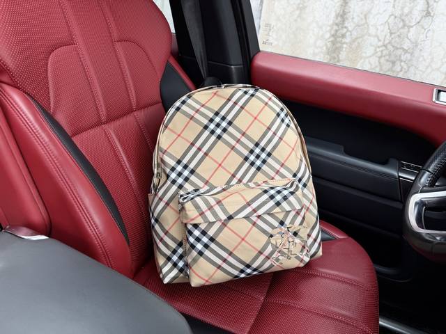 高端货 新款 Burberry 巴宝莉双肩包 Burberry博柏利 格纹徽标贴片拉链开合 聚酯纤维拼聚氨酯 双肩包 男款 沙色 搭配精美皮革边饰超高清五金Lo