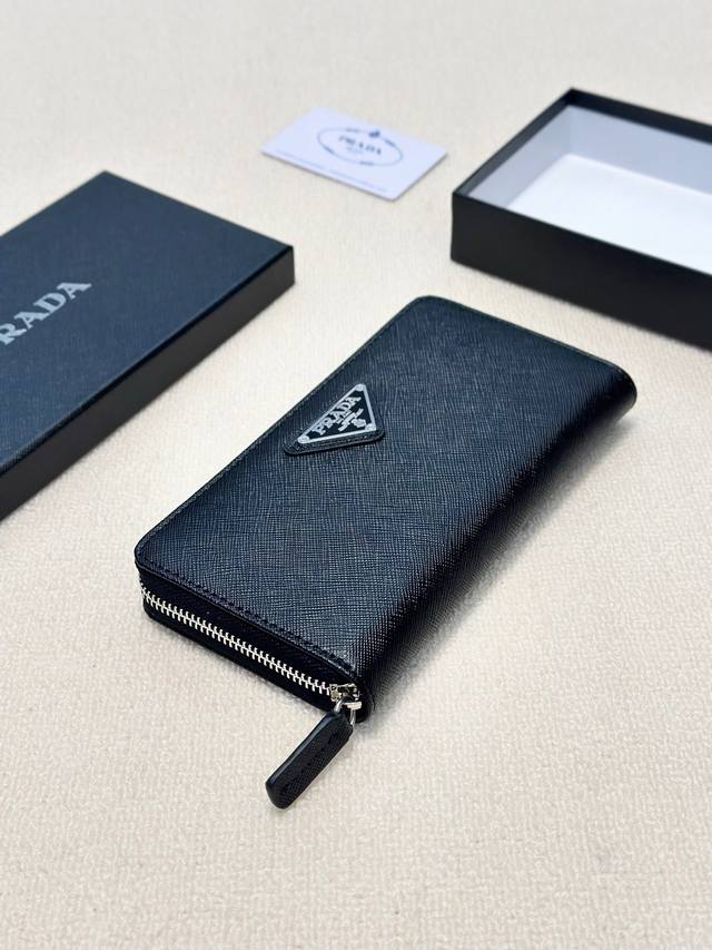 颜色 黑尺寸 20X10普拉达爆款十字纹牛皮专柜同步 永不过时经典顶级原版十字纹牛皮高端品质精致车线做工值得拥有