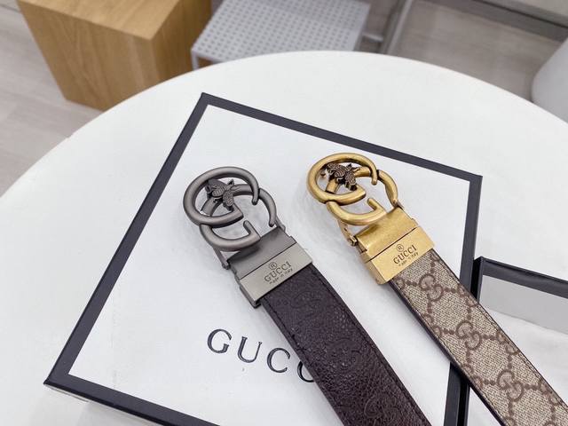 Gucci 双面可用 古奇新款互扣式G带扣深受品牌辉煌的70年代经典设计所影响 得以重新诠释 安放于织纹纯皮腰带之上 正品一致的吊牌全套包装 配纸袋 礼品盒 亲