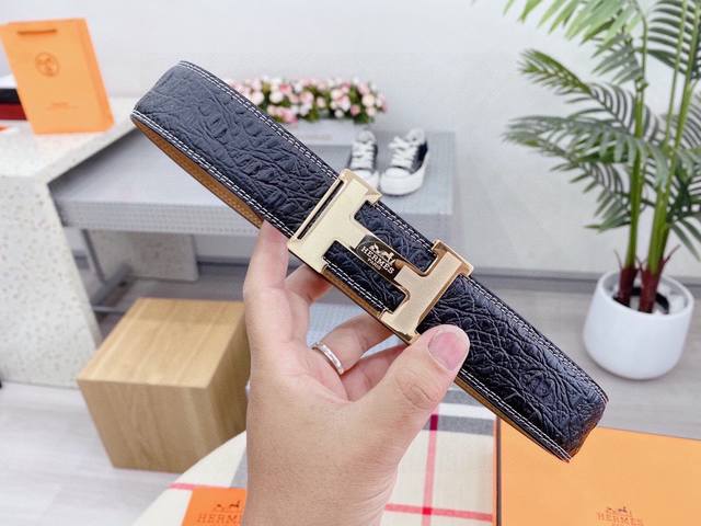 高级腰饰 -Herm S爱马仕经典元素 腰带专用料Togo皮制作 正反两面呈现不同色调 扣头金属工艺 经手工打磨而成 环绕细节 定格精彩瞬间 38Mm.