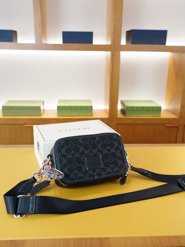 蔻驰 官网同步 高版本 斜挎单肩背包 永恒不过时的标志性产品 纯原单布料 顶级五金制作 非市面普通版本 贸易公司订单货 全部实拍 实用性非常高 完全不用担心穿搭