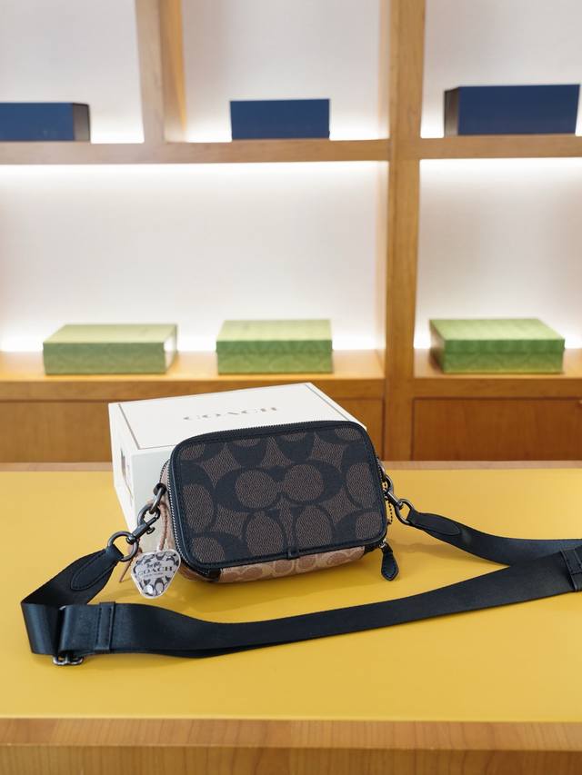 蔻驰 官网同步 高版本 斜挎单肩背包 永恒不过时的标志性产品 纯原单小牛皮 顶级五金制作 非市面普通版本 贸易公司订单货 全部实拍 实用性非常高 完全不用担心穿