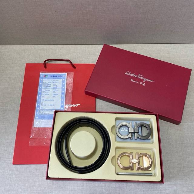 菲拉格慕Ferragamo精品款 双扣礼盒套装 含礼盒 专柜有售 菲拉格慕专柜在售正品 此款采用双面头层牛皮制作 油边细致 长度剪裁 正品开模 搭配广州原版扣五