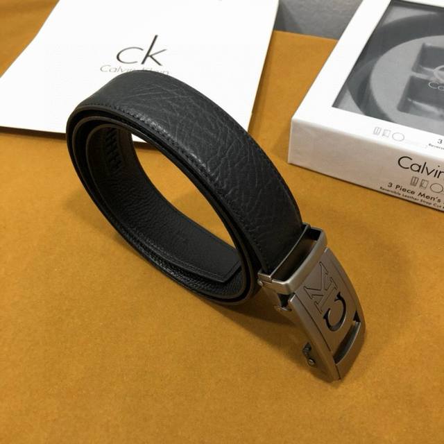 品牌 Ck 新款自动皮带 等级 双面头层牛皮 不要拿市场便宜皮板和我们比.不是一个档次.识货来 新款开模 带宽3.5厘米.油边精致 电脑车线 上身效果超好 长度