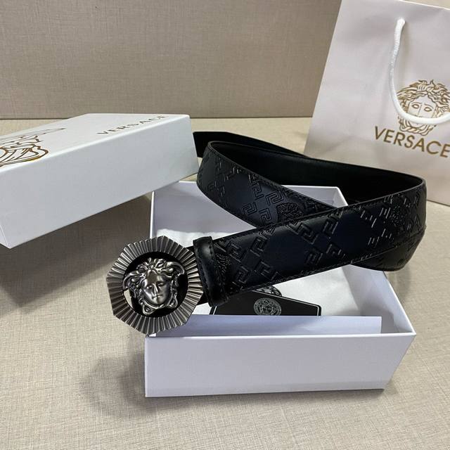 范思哲进口小牛皮 手感细腻柔软 搭配 精品 自动扣 男士必备3.5Cm 配有复古美杜莎搭扣 采用按压式闭合