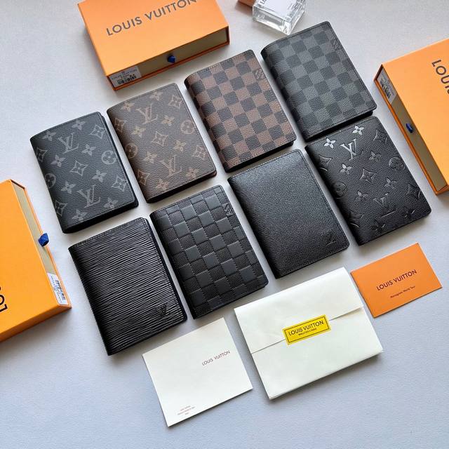 颜色 多色可选尺寸 10.5X14.5官网同步护照夹一边卡位一边护照位 还可放少许现金和机票 实用主义 大方得体 做工精致无比