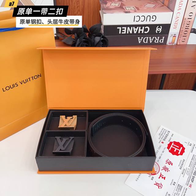 带 扣 带 扣 原单钢扣版路易L家 打孔内穿 正版开模 此款腰带双面采用原厂牛皮带身 精密电镀标志性纯钢搭扣 对版专柜 3.8Cm 如需木盒40